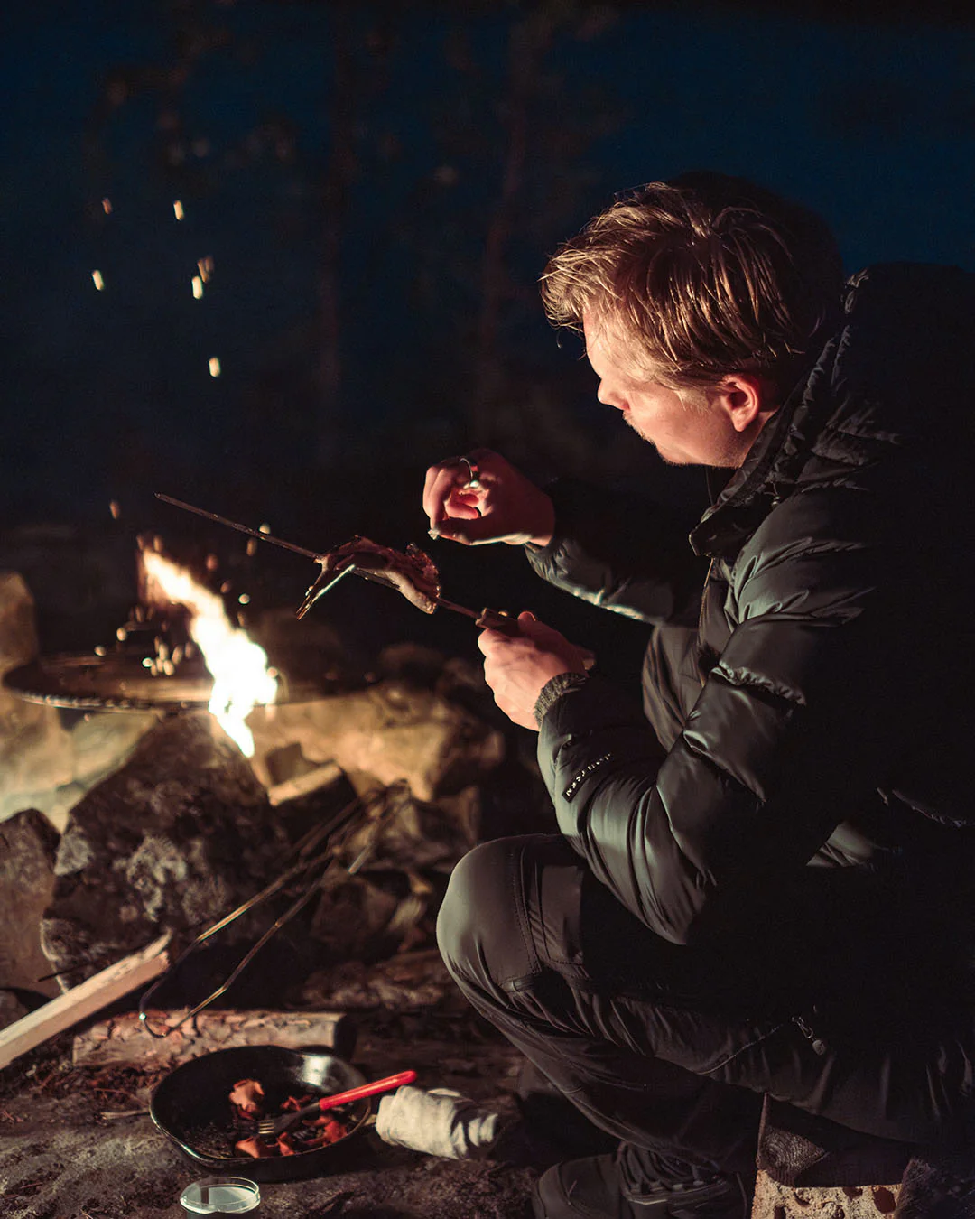 Ruska-kevytuntuvatakki kierrätyskankaasta pohjoisen musta - Image 6